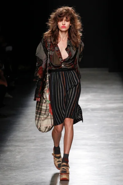 Look 16